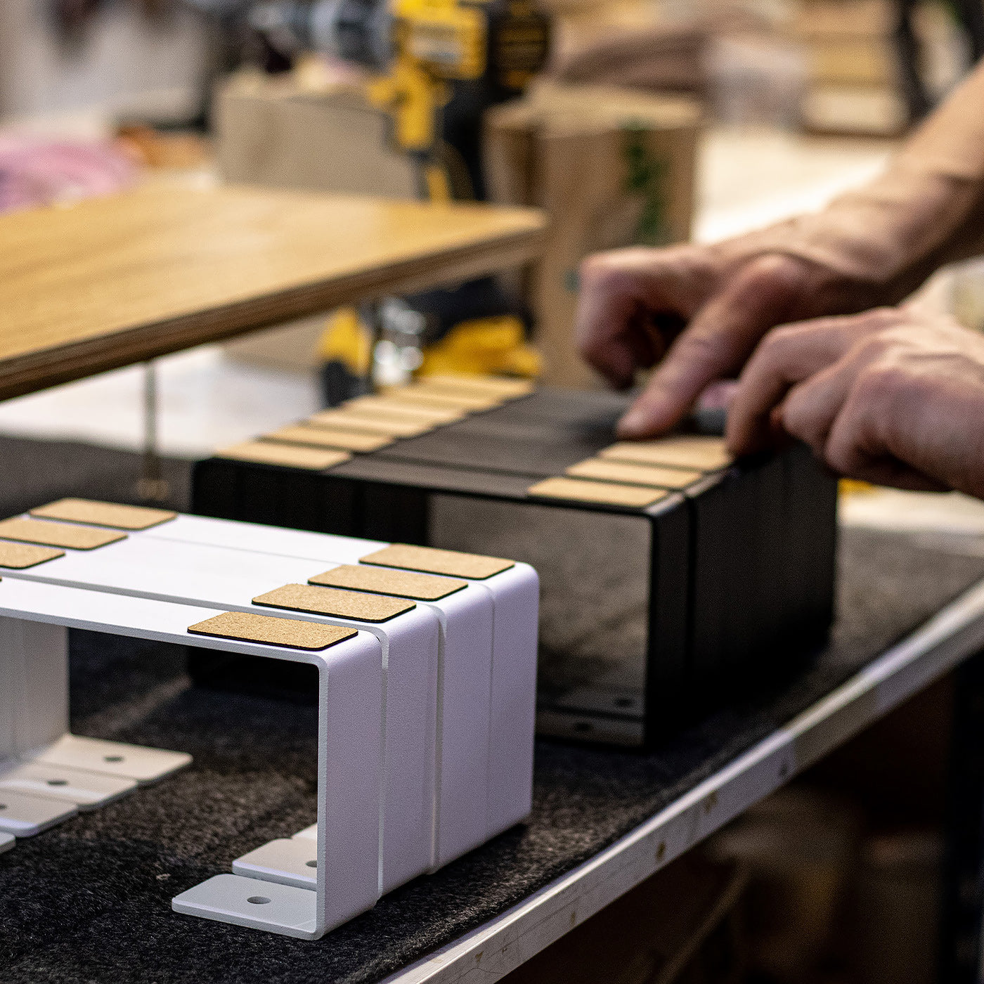 Doppelmonitorständer – Lang, Schwarz, weiße Beine