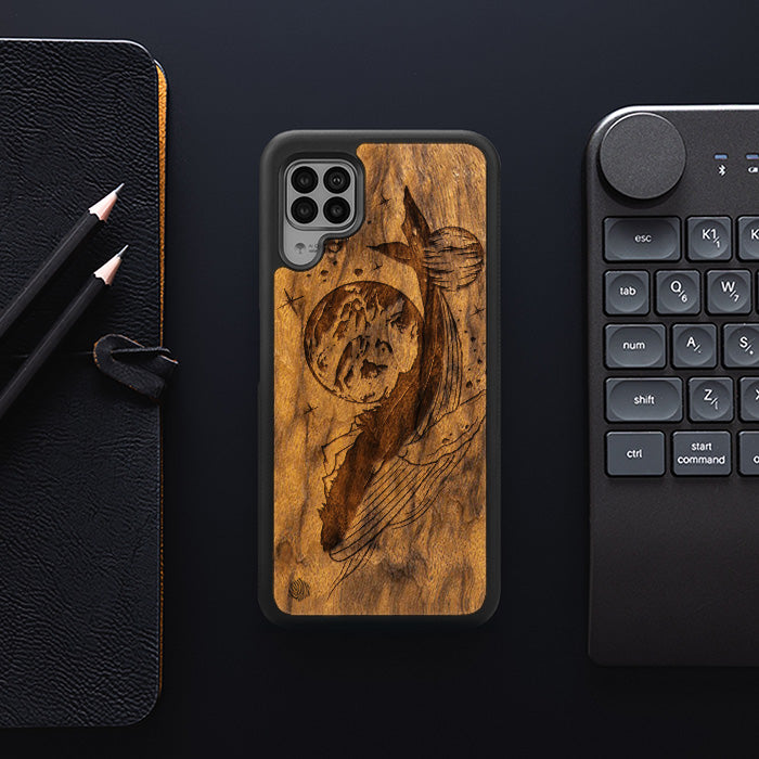 Huawei P40 lite Handyhülle aus Holz - Cosmic Whale