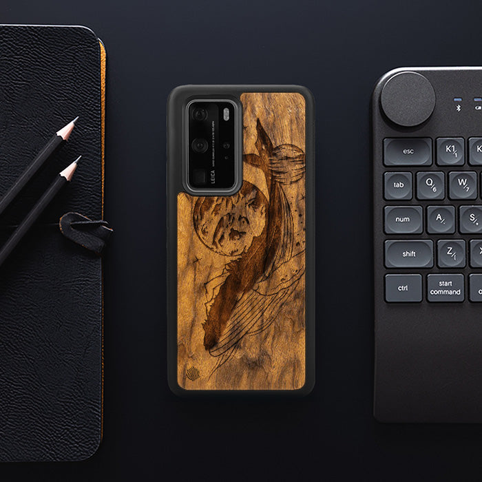 Huawei P40 Pro Handyhülle aus Holz - Cosmic Whale