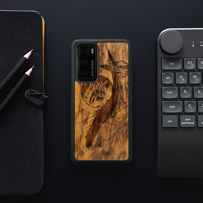 Huawei P40 Handyhülle aus Holz - Cosmic Whale