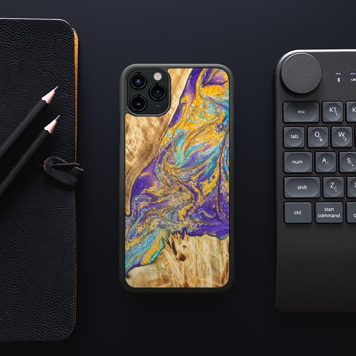 iPhone 11 Pro Max Handyhülle aus Harz und Holz - SYNERGY#E2