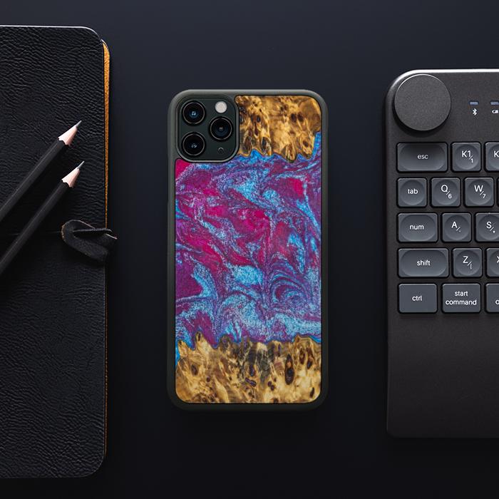 iPhone 11 Pro Max Handyhülle aus Harz und Holz - Synergy#E15