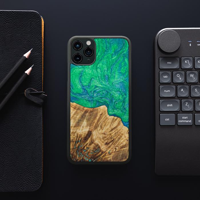 iPhone 11 Pro Max Handyhülle aus Harz und Holz - Synergy#E8