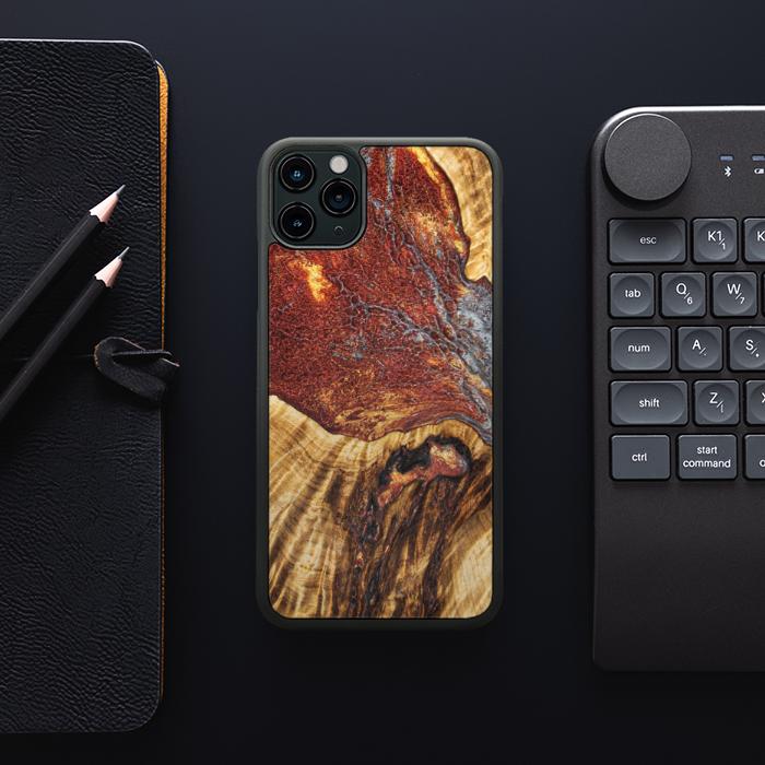 iPhone 11 Pro Max Handyhülle aus Harz und Holz - Synergy#E9
