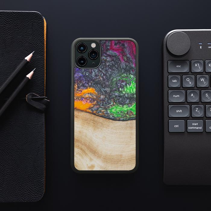 iPhone 11 Pro Max Handyhülle aus Harz und Holz - Synergy#F1