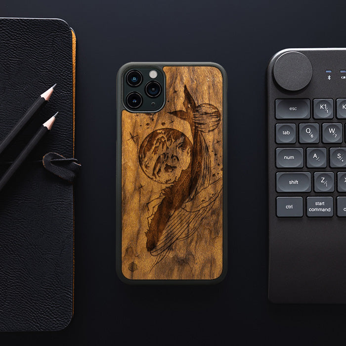 iPhone 11 Pro Max Handyhülle aus Holz - Cosmic Whale