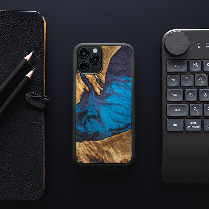 iPhone 11 Pro Handyhülle aus Harz und Holz - Synergy#E21