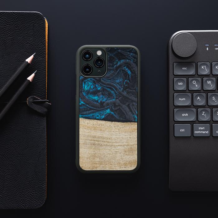iPhone 11 Pro Handyhülle aus Harz und Holz - Synergy#F13