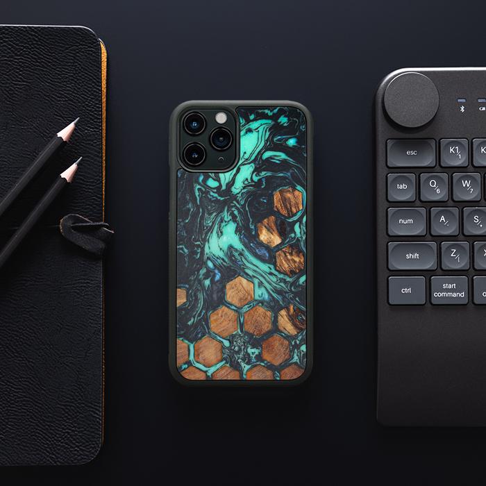 iPhone 11 Pro Handyhülle aus Harz und Holz - Synergy#F28
