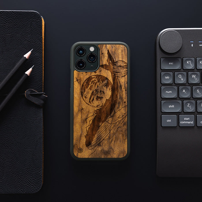 iPhone 11 Pro Handyhülle aus Holz - Cosmic Whale