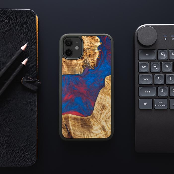 iPhone 11 Handyhülle aus Harz und Holz - Synergy#E10