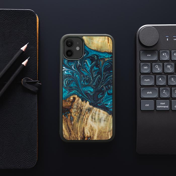 iPhone 11 Handyhülle aus Harz und Holz - Synergy#E12