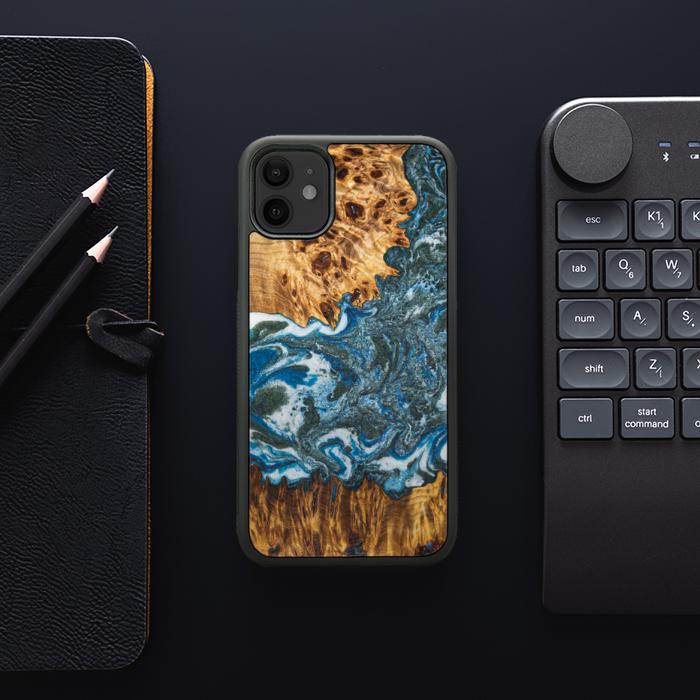 iPhone 11 Handyhülle aus Harz und Holz - Synergy#E17