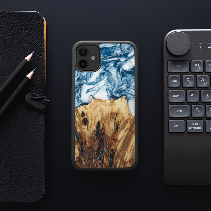 iPhone 11 Handyhülle aus Harz und Holz - Synergy#E23