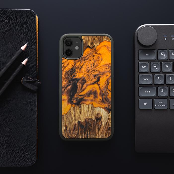 iPhone 11 Handyhülle aus Harz und Holz - Synergy#E24