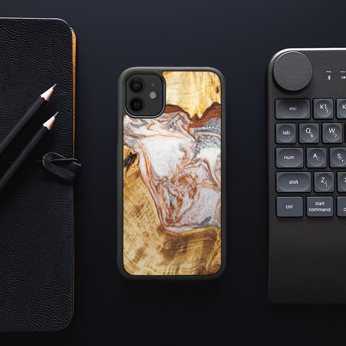 iPhone 11 Handyhülle aus Harz und Holz - Synergy#E5