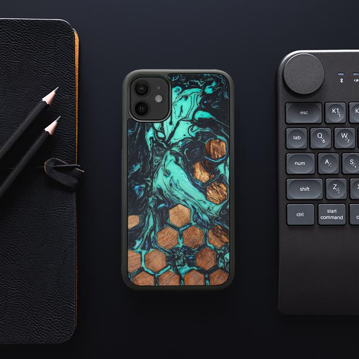 iPhone 11 Handyhülle aus Harz und Holz - Synergy#F23
