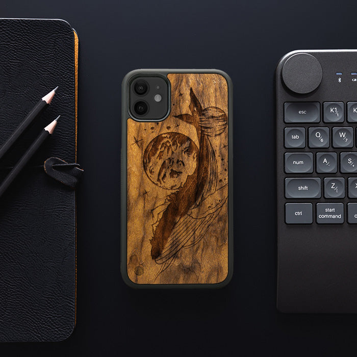 iPhone 11 Handyhülle aus Holz - Cosmic Whale