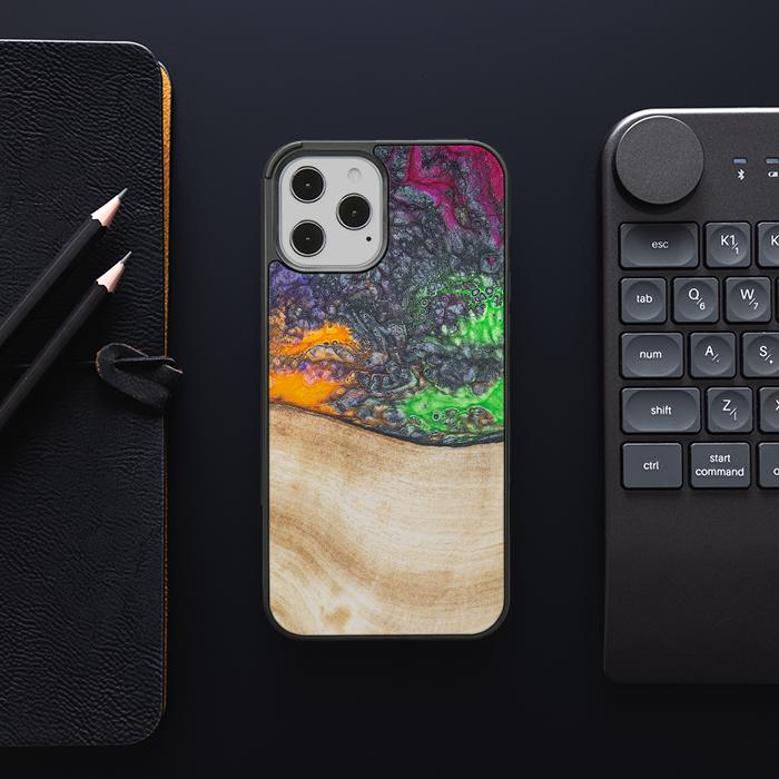 iPhone 12 Pro Max Handyhülle aus Harz und Holz - Synergy#F1