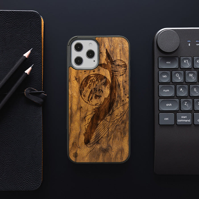 iPhone 12 Pro Max Handyhülle aus Holz - Cosmic Whale
