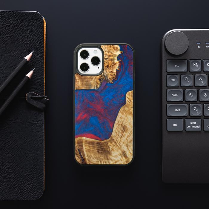 iPhone 12 Pro Handyhülle aus Harz und Holz - Synergy#E10