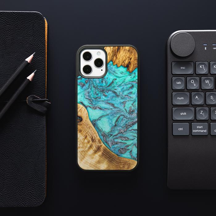 iPhone 12 Pro Handyhülle aus Harz und Holz - Synergy#E13
