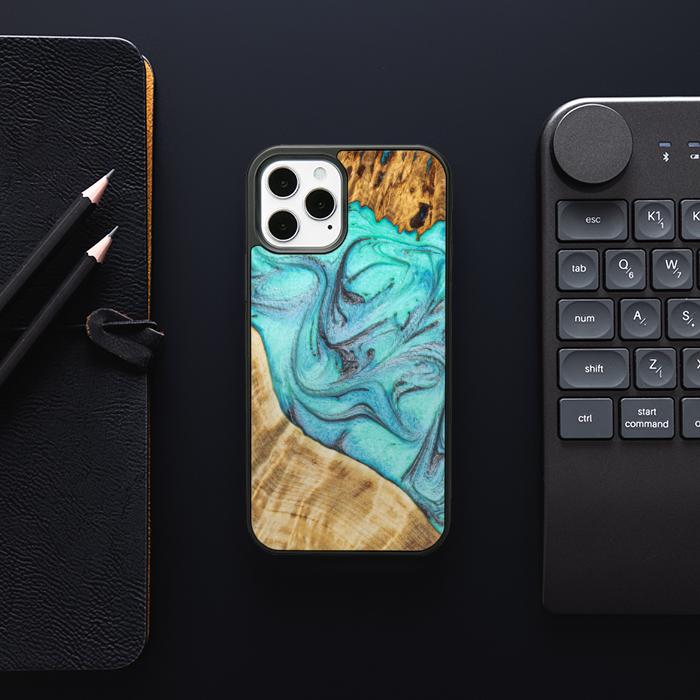 iPhone 12 Pro Handyhülle aus Harz und Holz - Synergy#E16