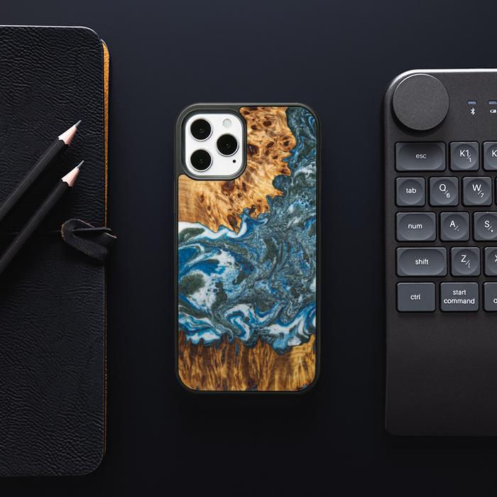 iPhone 12 Pro Handyhülle aus Harz und Holz - Synergy#E17