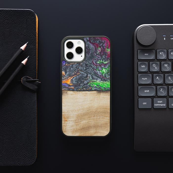 iPhone 12 Pro Handyhülle aus Harz und Holz - Synergy#F2