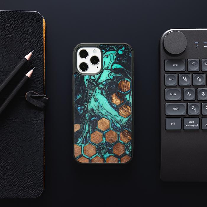 iPhone 12 Pro Handyhülle aus Harz und Holz - Synergy#F23