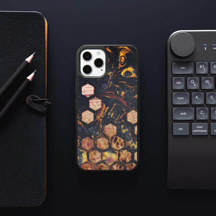 iPhone 12 Pro Handyhülle aus Harz und Holz - Synergy#F26