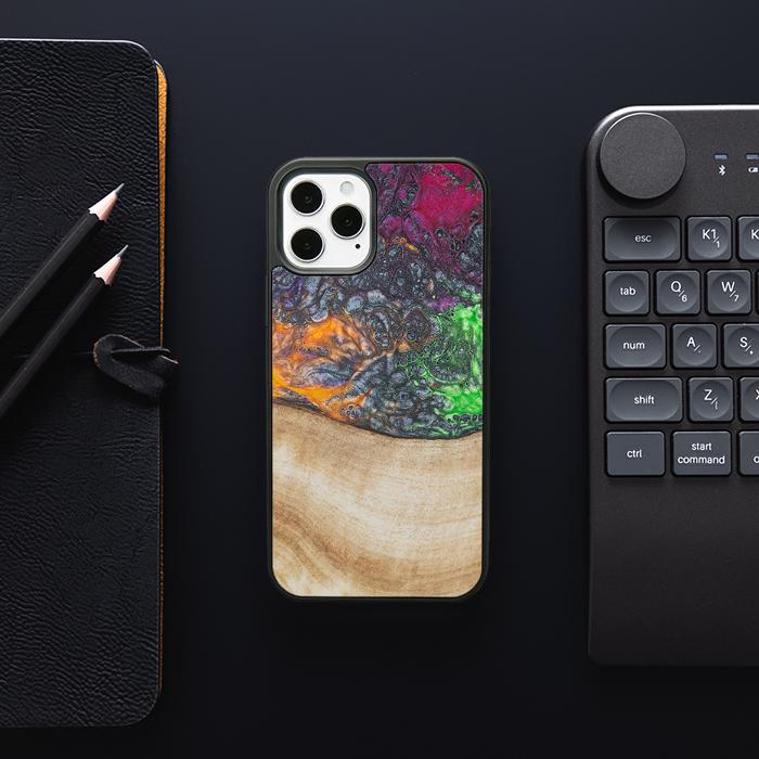 iPhone 12 Pro Handyhülle aus Harz und Holz - Synergy#F6