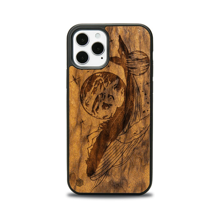 iPhone 12 Pro Handyhülle aus Holz - Cosmic Whale