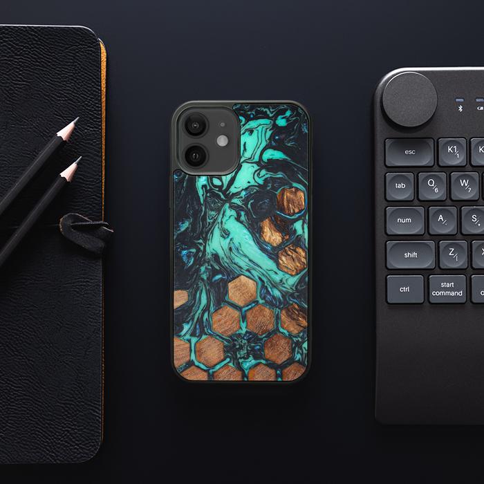 iPhone 12 Handyhülle aus Harz und Holz - Synergy#F23