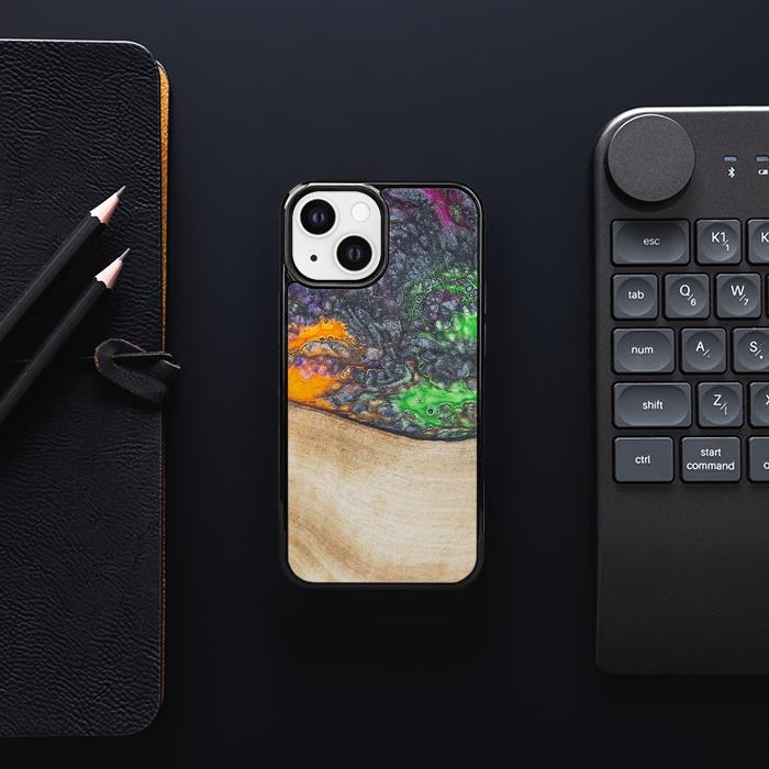 iPhone 13 Mini Handyhülle aus Harz und Holz - Synergy#F1