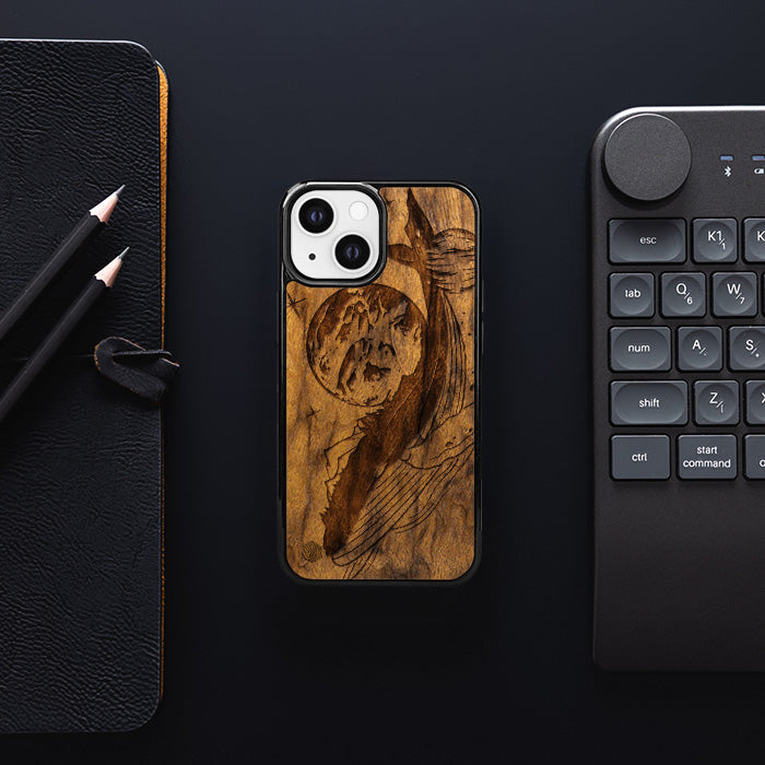 iPhone 13 Mini Handyhülle aus Holz - Cosmic Whale