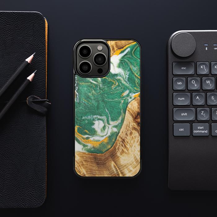 iPhone 13 Pro Max Handyhülle aus Harz und Holz - Synergy#E20