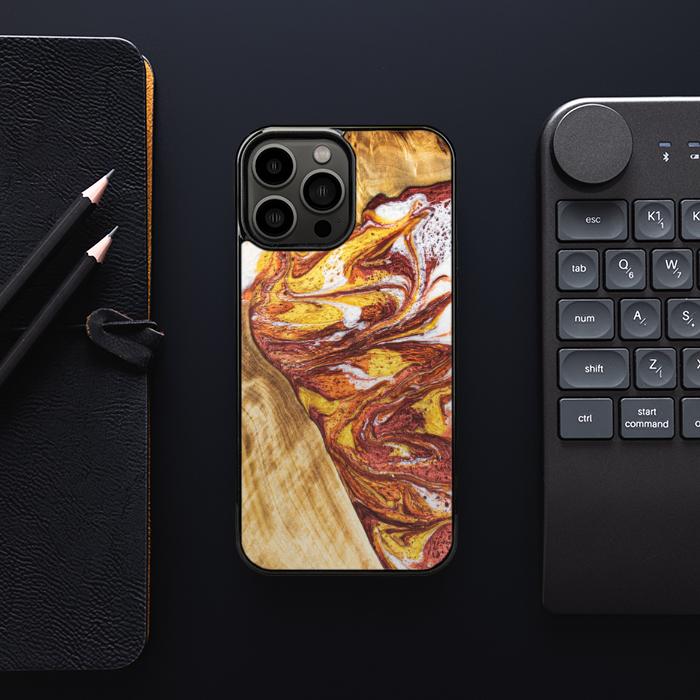 iPhone 13 Pro Max Handyhülle aus Harz und Holz - Synergy#E4