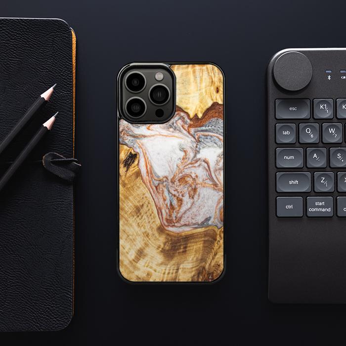 iPhone 13 Pro Max Handyhülle aus Harz und Holz - Synergy#E5