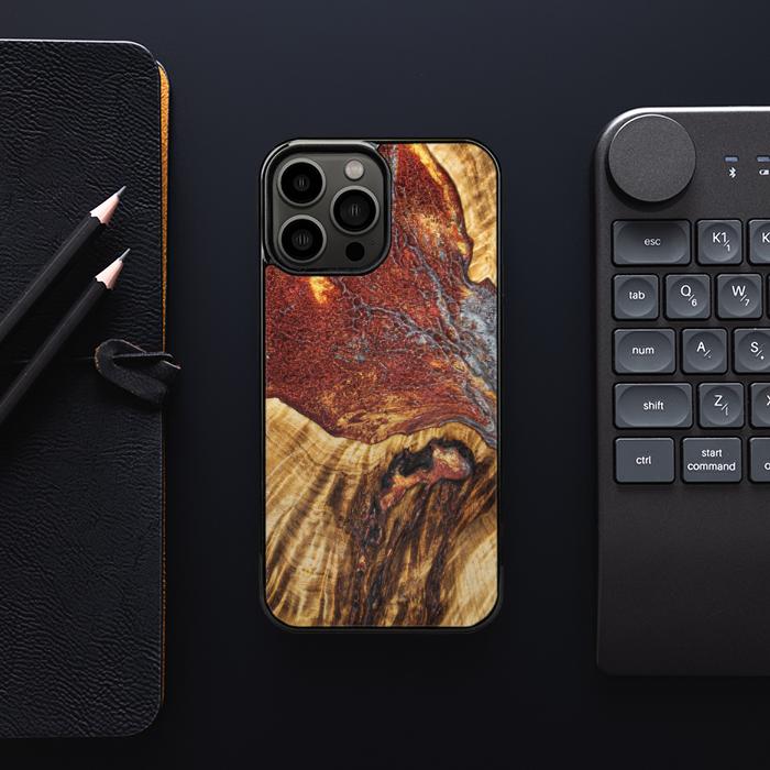 iPhone 13 Pro Max Handyhülle aus Harz und Holz - Synergy#E9