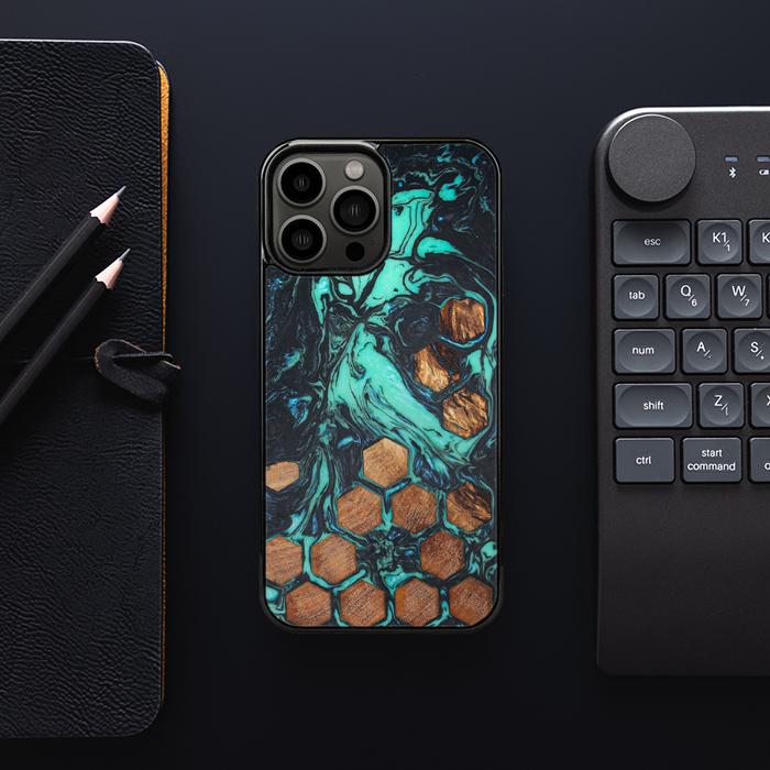 iPhone 13 Pro Max Handyhülle aus Harz und Holz - Synergy#F23