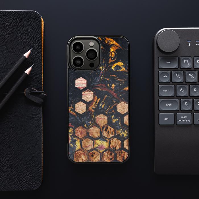 iPhone 13 Pro Max Handyhülle aus Harz und Holz - Synergy#F26