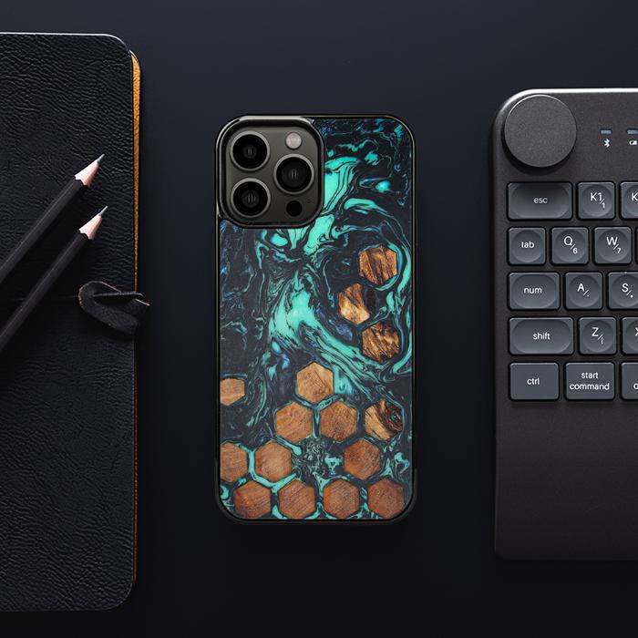 iPhone 13 Pro Max Handyhülle aus Harz und Holz - Synergy#F28