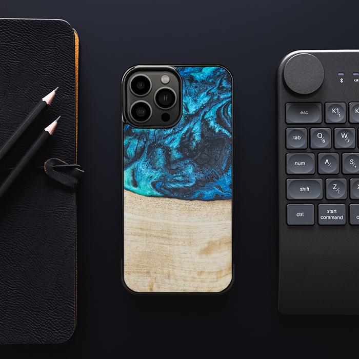 iPhone 13 Pro Max Handyhülle aus Harz und Holz - Synergy#F3