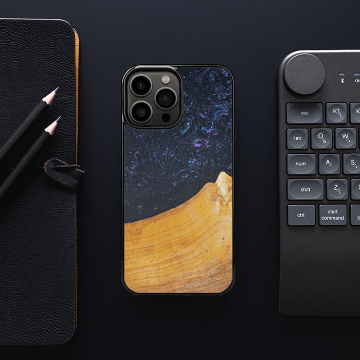 iPhone 13 Pro Max Handyhülle aus Harz und Holz - Synergy#F37