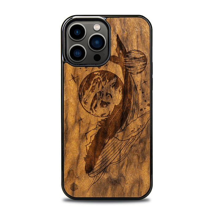 iPhone 13 Pro Max Handyhülle aus Holz - Cosmic Whale