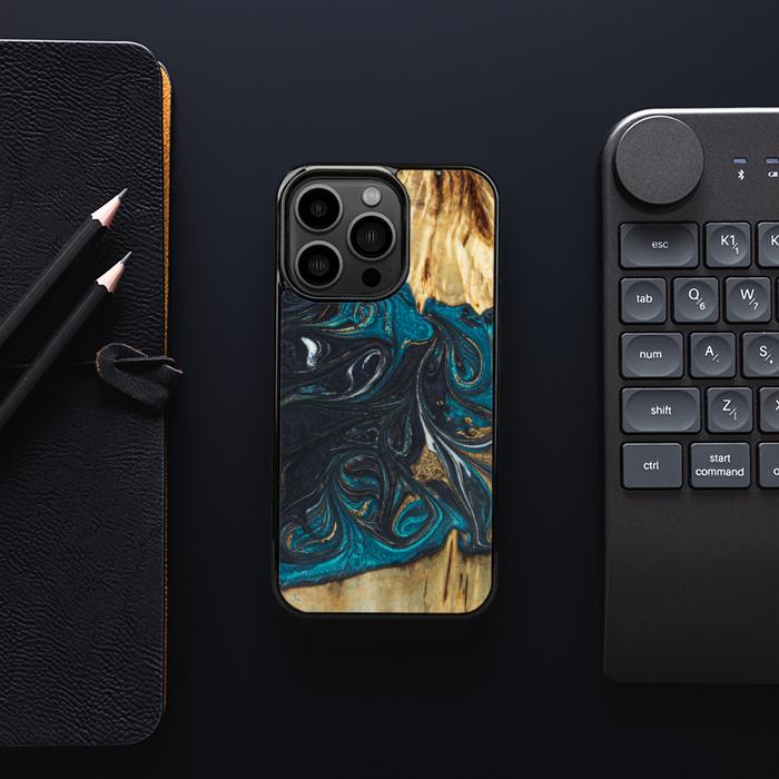 iPhone 13 Pro Handyhülle aus Harz und Holz - SYNERGY#E1