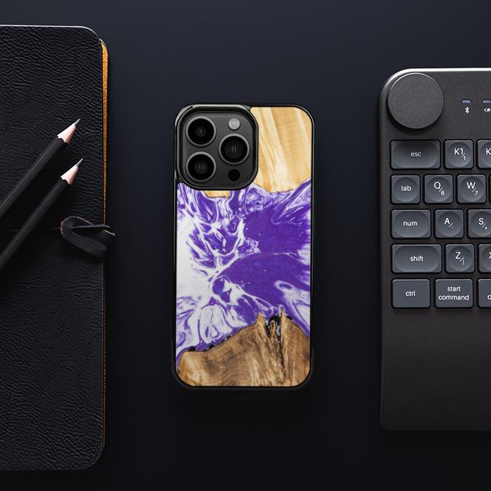 iPhone 13 Pro Handyhülle aus Harz und Holz - Synergy#A78
