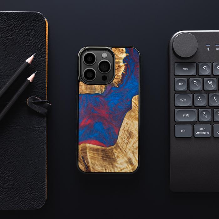 iPhone 13 Pro Handyhülle aus Harz und Holz - Synergy#E10