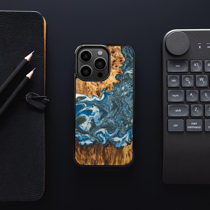 iPhone 13 Pro Handyhülle aus Harz und Holz - Synergy#E17